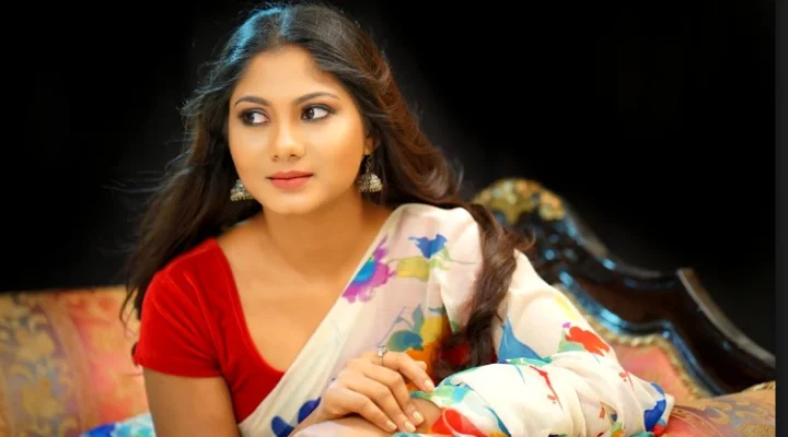 ஸ்ருதி ரெட்டியின் டீசன்ட் போட்டோ ஷூட் ஸ்டில்ஸ்!