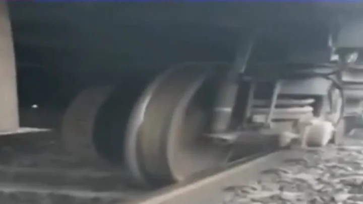 பனி மூட்டத்தால் தடம்புரண்ட ரயில்..