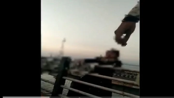 பாலத்தின் மீது ஏறி... தற்கொலை செய்வதாக மிரட்டிய பெண்...