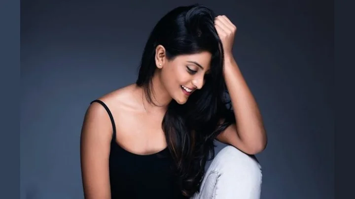 சில்லுக் கருப்பட்டி நிவேதிதா சதிஷின் சூப்பர் கியூட் ஸ்டில்ஸ்!