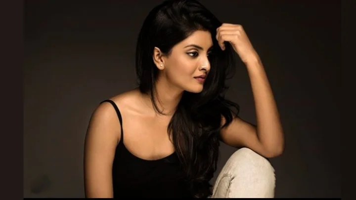 சில்லுக் கருப்பட்டி நிவேதிதா சதிஷின் சூப்பர் கியூட் ஸ்டில்ஸ்!