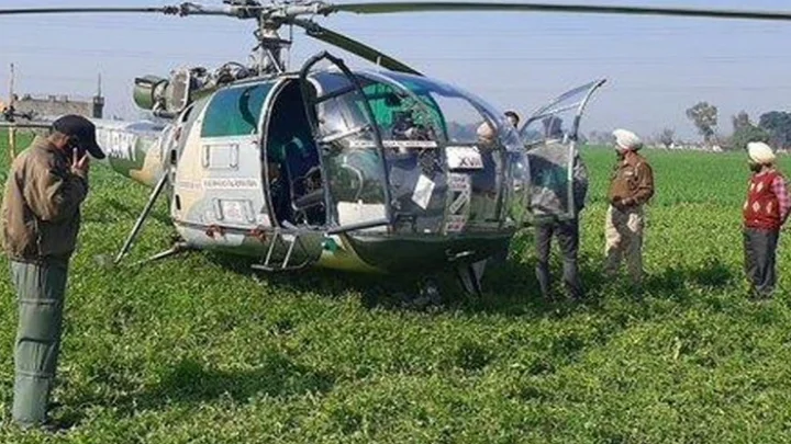விவசாய நிலத்தில் தரையிறங்கிய  ஹெலிகாப்டர்...