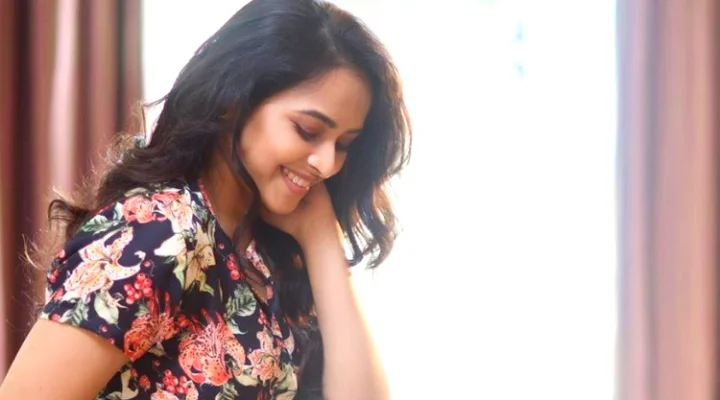 இந்த ஒரு பார்வையால தானே நானும் பாழானேன்..... அழகிய நடிகை ஸ்ரீ திவ்யா...!