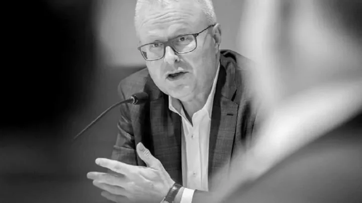 கொரோனா வைரஸால் பாதிக்கப்பட்ட பொருளாதாரம்… தற்கொலை செய்துகொண்ட நிதியமைச்சர் !