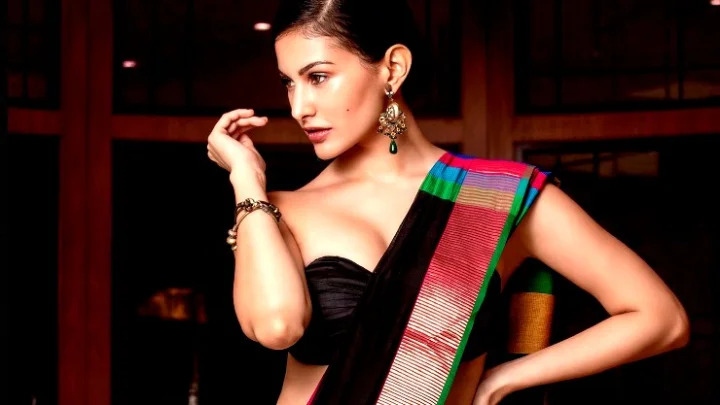 அனேகன் அமேரா தஸ்தரின் அமேஸிங் கிளக்ஸ்...!