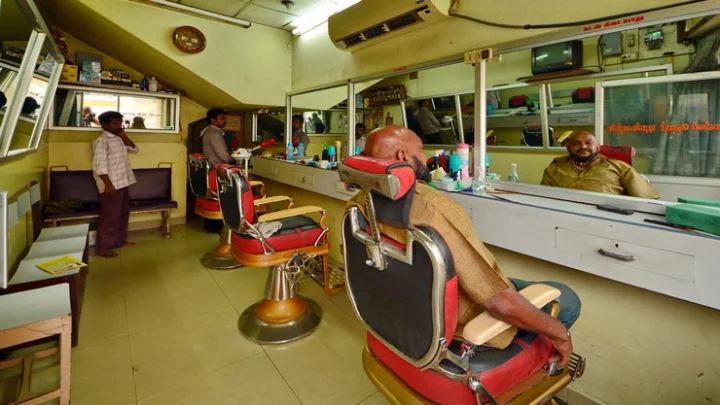 முடி வெட்டணும்னா ஆதார் கொண்டு போகணும் – அரசு புதிய உத்தரவு!