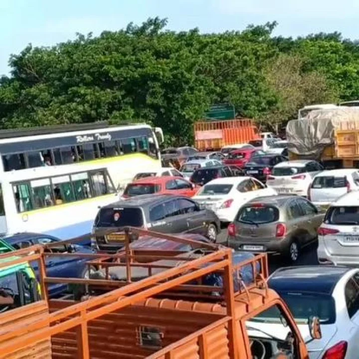 Toll Plaza टोल प्लाझावर पैसे न भरता जाता येतं, पण कधी जाणून घ्या