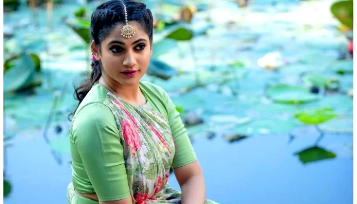 தாமரை குளத்தில் அமர்ந்து தேவதை போல் போஸ் கொடுத்த லாஸ்லியா!