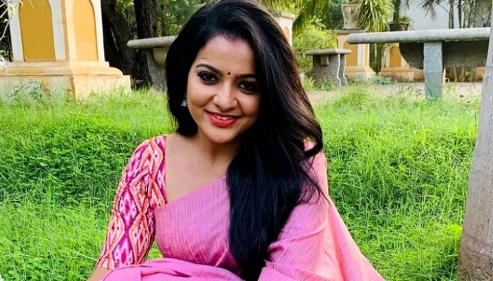 பிரகாசமா இருக்கீங்க.... ட்ரடிஷனல் உடையில் வசீகரிக்கும் சீரியல் நடிகை சித்து!