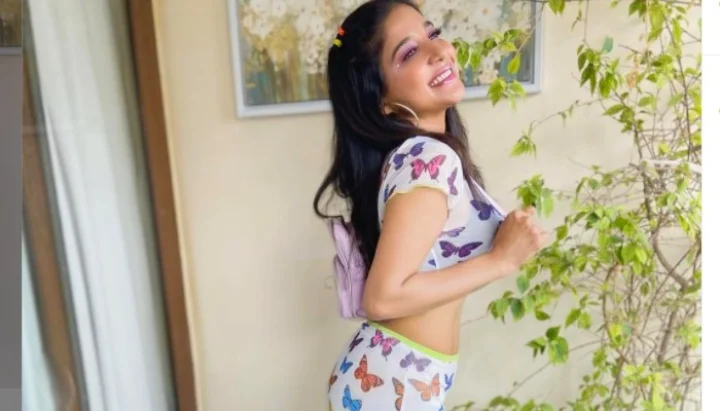 கண்ணை பறிக்கும் கிளாமர் உடையில் கிறுக்குத்தனமாக போஸ் கொடுத்த சாக்ஷி அகர்வால்!