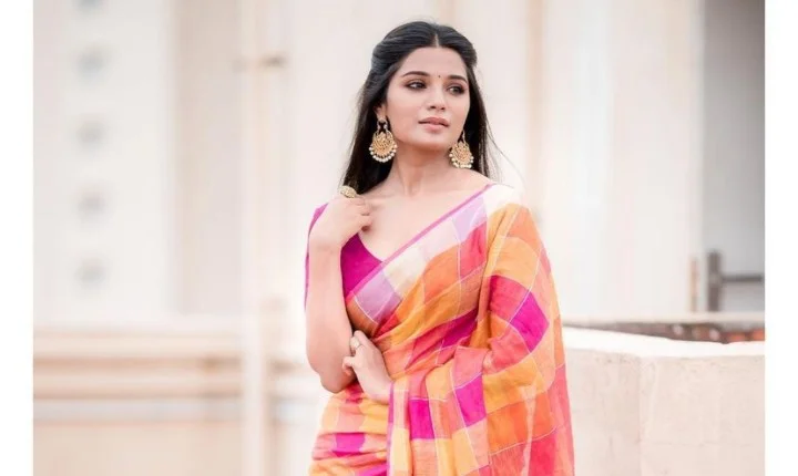 அள்ளும் அழகில் ஆத்மிகா.... அம்சமான அழகிய புகைப்படங்கள் இதோ!