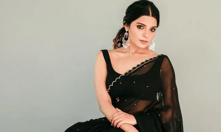 அள்ளும் அழகில் ஆத்மிகா.... அம்சமான அழகிய புகைப்படங்கள் இதோ!