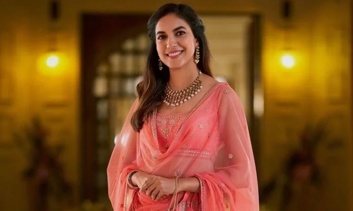 வர்ணிக்க வார்த்த பத்தல... கொள்ளை அழகில் ரித்து வர்மா!