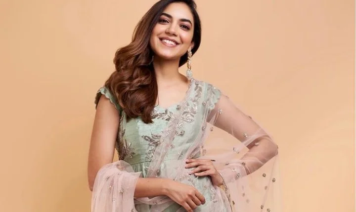 வர்ணிக்க வார்த்த பத்தல... கொள்ளை அழகில் ரித்து வர்மா!