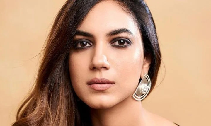 வர்ணிக்க வார்த்த பத்தல... கொள்ளை அழகில் ரித்து வர்மா!