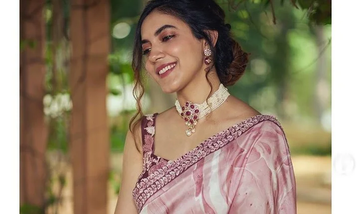 வர்ணிக்க வார்த்த பத்தல... கொள்ளை அழகில் ரித்து வர்மா!