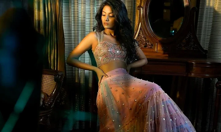 யம்மாடி நேக்கு மூச்சே நின்னு போச்சு.... இன்ஸ்டாகிராமை அடுச்சு நொறுக்கிய நிவேதிதா சதிஷ்!