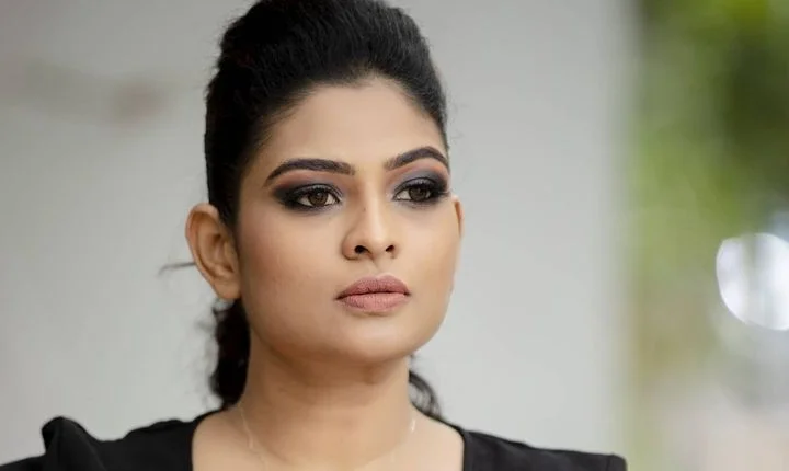 கருப்பு உடையில் கலக்கலான போட்டோ ஷூட் நடத்திய தொகுப்பாளினி மகேஸ்வரி!