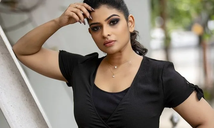 கருப்பு உடையில் கலக்கலான போட்டோ ஷூட் நடத்திய தொகுப்பாளினி மகேஸ்வரி!