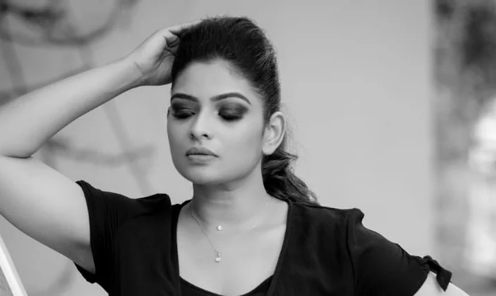 கருப்பு உடையில் கலக்கலான போட்டோ ஷூட் நடத்திய தொகுப்பாளினி மகேஸ்வரி!