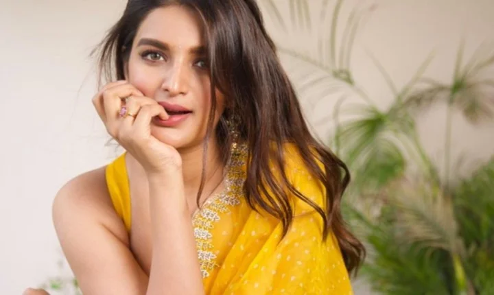 கண் கூசும் கவர்ச்சி... மஞ்ச புடவையில் மஜாவா இருக்கும் நிதி அகர்வால்!