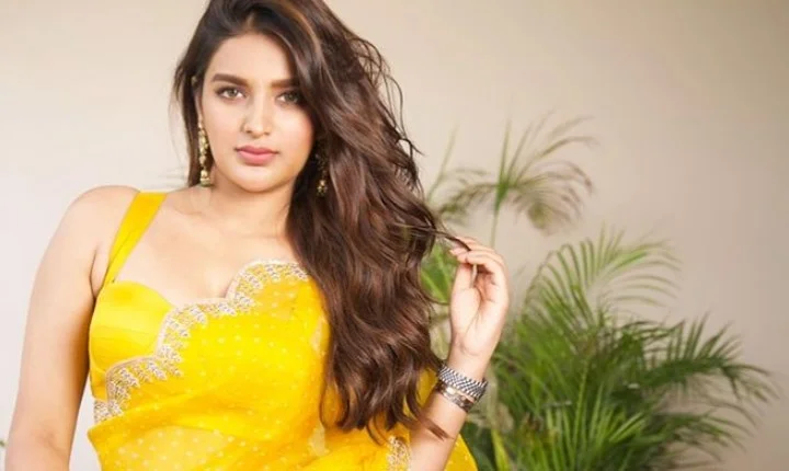 கண் கூசும் கவர்ச்சி... மஞ்ச புடவையில் மஜாவா இருக்கும் நிதி அகர்வால்!