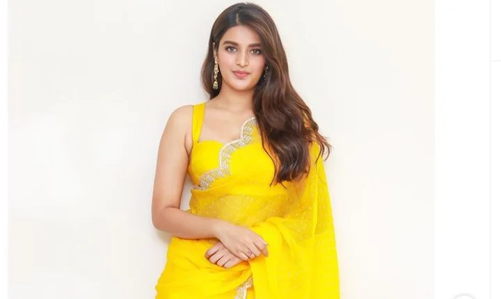 கண் கூசும் கவர்ச்சி... மஞ்ச புடவையில் மஜாவா இருக்கும் நிதி அகர்வால்!