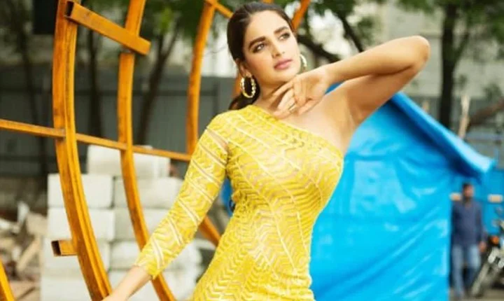 கண் கூசும் கவர்ச்சி... மஞ்ச புடவையில் மஜாவா இருக்கும் நிதி அகர்வால்!