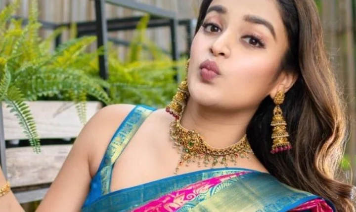 கண் கூசும் கவர்ச்சி... மஞ்ச புடவையில் மஜாவா இருக்கும் நிதி அகர்வால்!