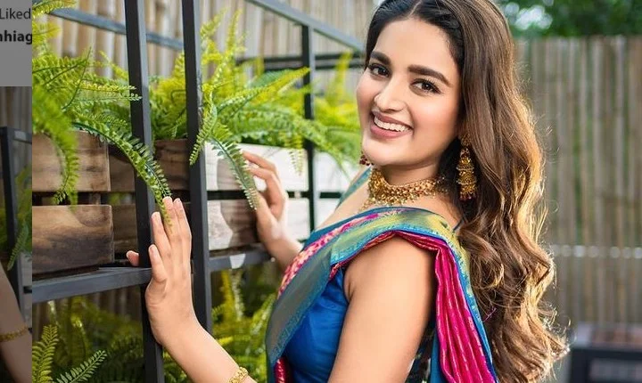 கண் கூசும் கவர்ச்சி... மஞ்ச புடவையில் மஜாவா இருக்கும் நிதி அகர்வால்!