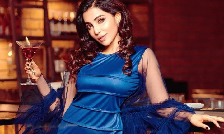 நீ குடிக்குறது எங்களுக்கு போதை ஏறுது... ரெட் ஒயினுடன் பலே பார்வதி நாயர்!