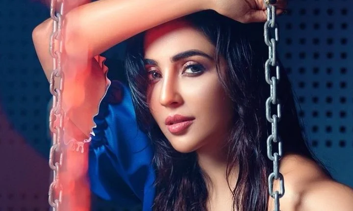 நீ குடிக்குறது எங்களுக்கு போதை ஏறுது... ரெட் ஒயினுடன் பலே பார்வதி நாயர்!