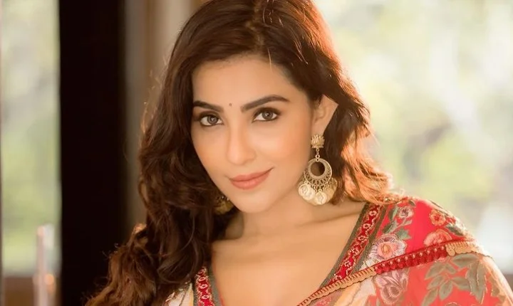 நீ குடிக்குறது எங்களுக்கு போதை ஏறுது... ரெட் ஒயினுடன் பலே பார்வதி நாயர்!