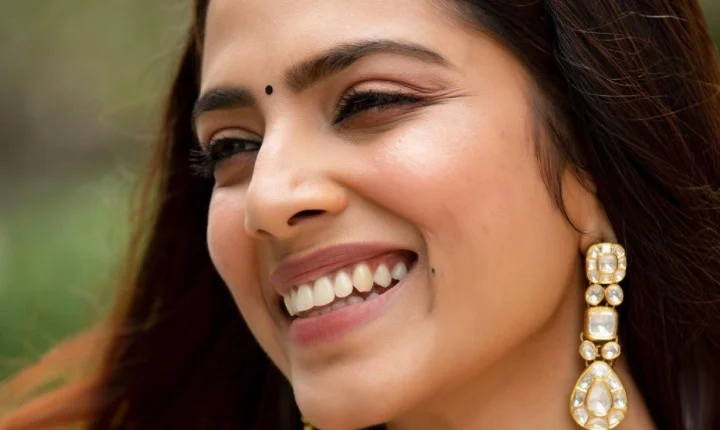 மஜாவா இருக்கீங்க டோலி....  கிளாமரை கட்டவிழ்த்துவிட்ட மாஸ்டர்  மாளவிகா!