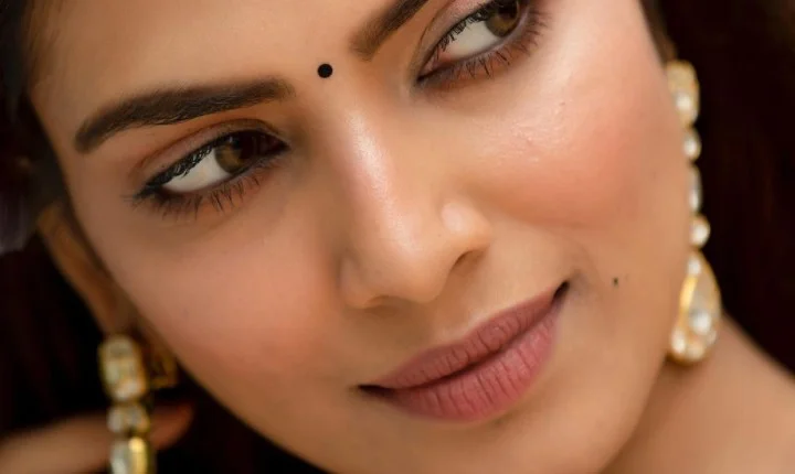 மஜாவா இருக்கீங்க டோலி....  கிளாமரை கட்டவிழ்த்துவிட்ட மாஸ்டர்  மாளவிகா!