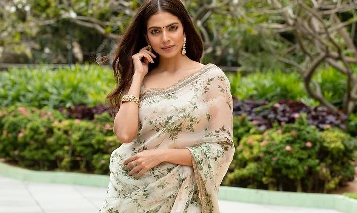 மஜாவா இருக்கீங்க டோலி....  கிளாமரை கட்டவிழ்த்துவிட்ட மாஸ்டர்  மாளவிகா!