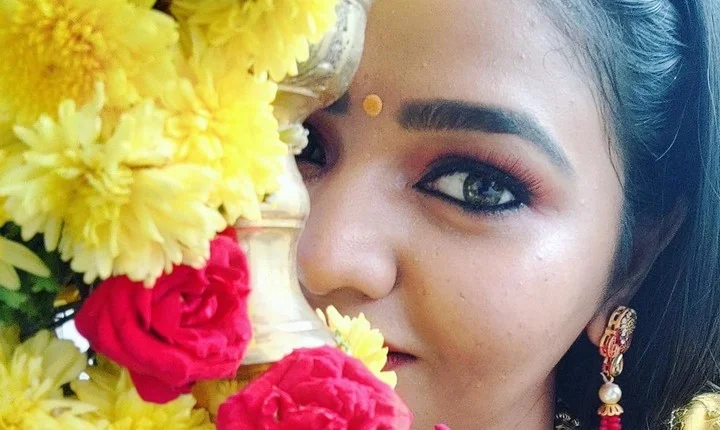 சும்மா கும்முனு இருக்கீங்க...  குத்துவிளக்கு ஏற்றும் கில்மா நடிகை!