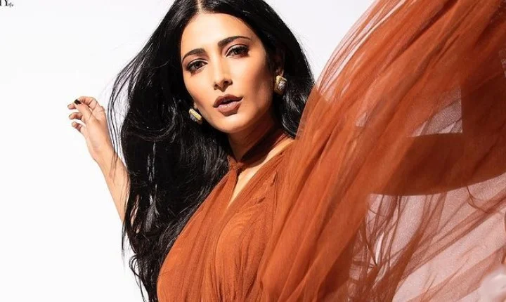 அண்ட்ராயர் தெரியுமளவுக்கு ஹாட் போஸ் கொடுத்த ஸ்ருதி ஹாசன்... என்னமா இதெல்லாம்?