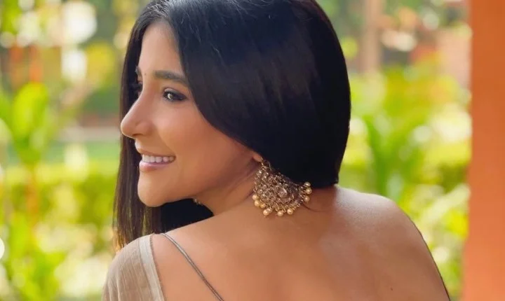 நீங்க ஏன் இவ்ளோவ் அழகா இருக்கீங்க...? சேலையில் செமயா இருக்கும் சாக்ஷி!