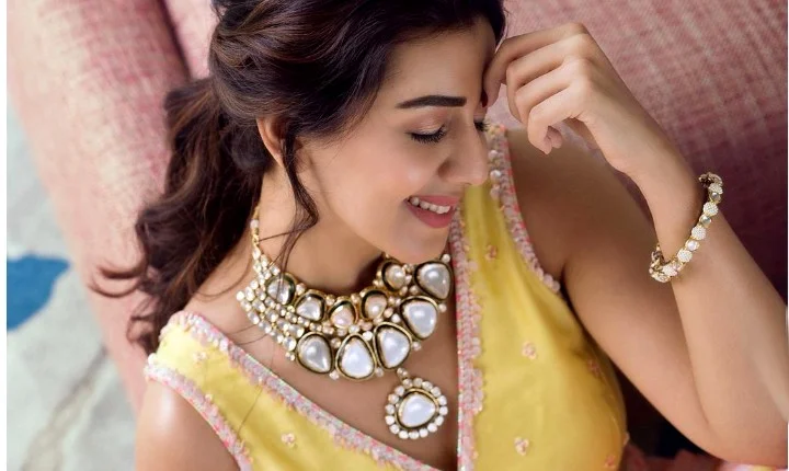 அழகிய உடையில் கிளாமர் காட்டாமல் கிக்கு ஏத்தும் நிக்கி கல்ராணி!