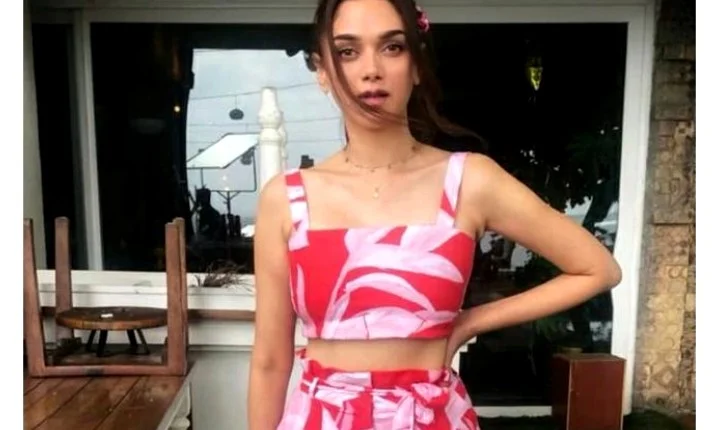 கவர்ச்சியில் கலக்கும் அதிதி ராவ் ஹைதாரி - இது மாடர்ன் கலெக்ஷன்ஸ்!