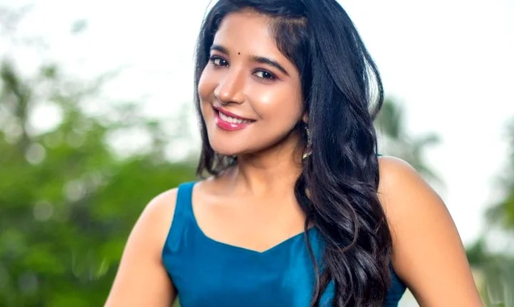 சுடிதாரில் செம கூல் போஸ் கொடுத்த சாக்ஷி அகர்வால்!