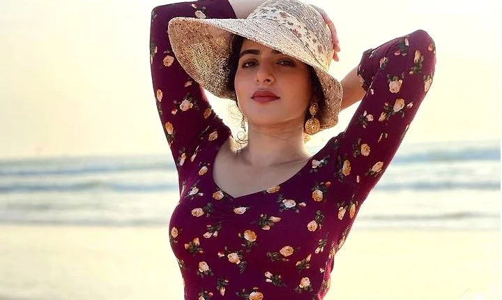 எல்லா போட்டோவுலயும் அத மட்டும் ஒஸ்தியா காட்டி இருக்காங்க!