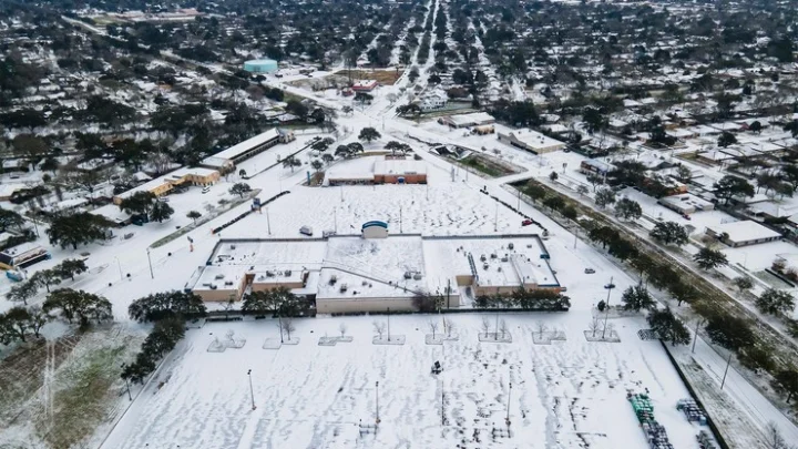 டெக்ஸாஸை முடக்கிய பனிப்புயல்; பேரிடர் மாகாணமாக அறிவித்த ஜோ பிடன்!