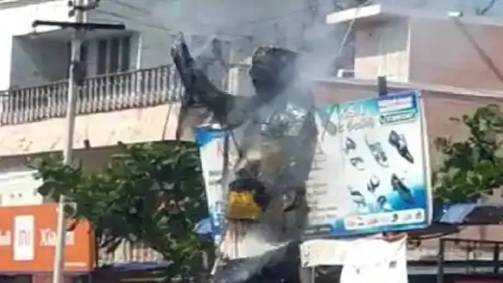 திடீரெனப் பற்றி எரிந்த எம்ஜி ஆர் சிலை… திருப்பத்தூரில் பரபரப்பு!