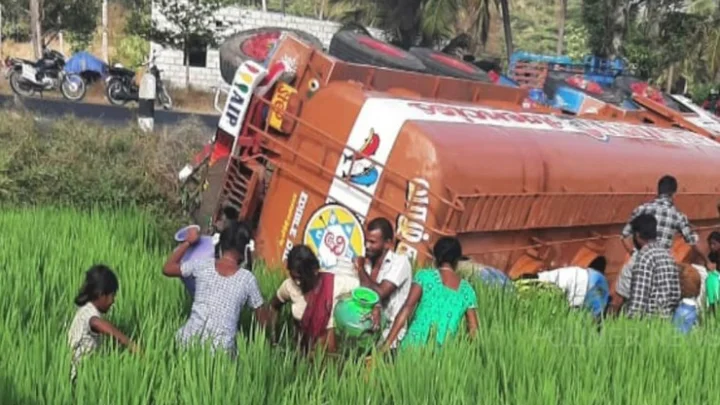 தருமபுரியில் கவிழ்ந்த எண்ணெய் லாரி! – குடத்தில் அள்ளிய மக்கள்!