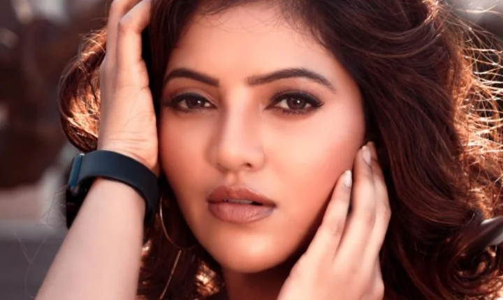 மாடர்ன் உடையில் மாஸ் காட்டும் அதுல்யா - But இது உங்களுக்கு செட் ஆகல!