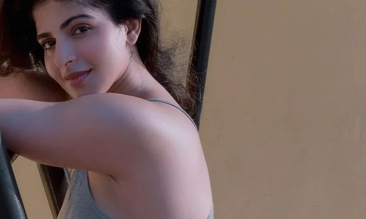 மொட்டை மாடியில் சூட்டை கிளப்பிய ஐஸ்வர்யா மேனன்!