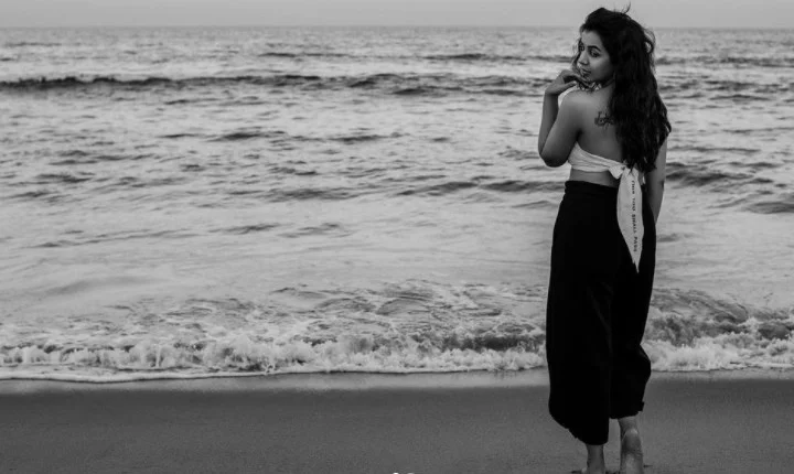 பீச்சில் காத்தோட்டமா போஸ் கொடுத்த நிக்கி கல்ராணி!