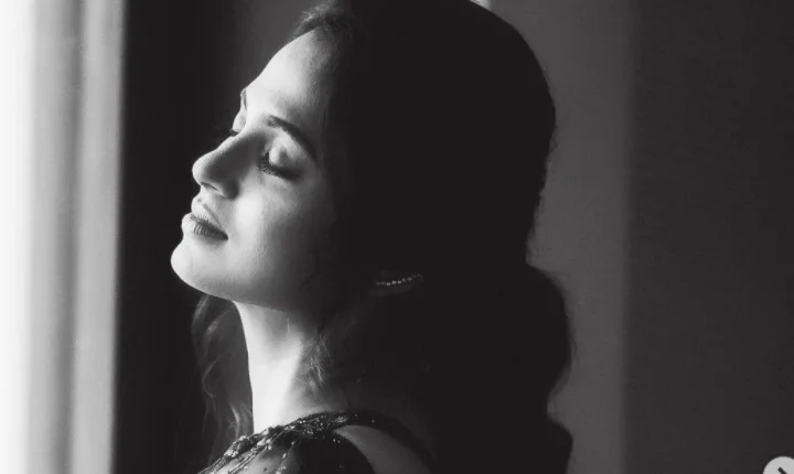 செம... வேற லெவல் - ரம்யா பாண்டியனின் முதுகு கவர்ச்சியில் மயங்கிய ரசிகர்கள்!